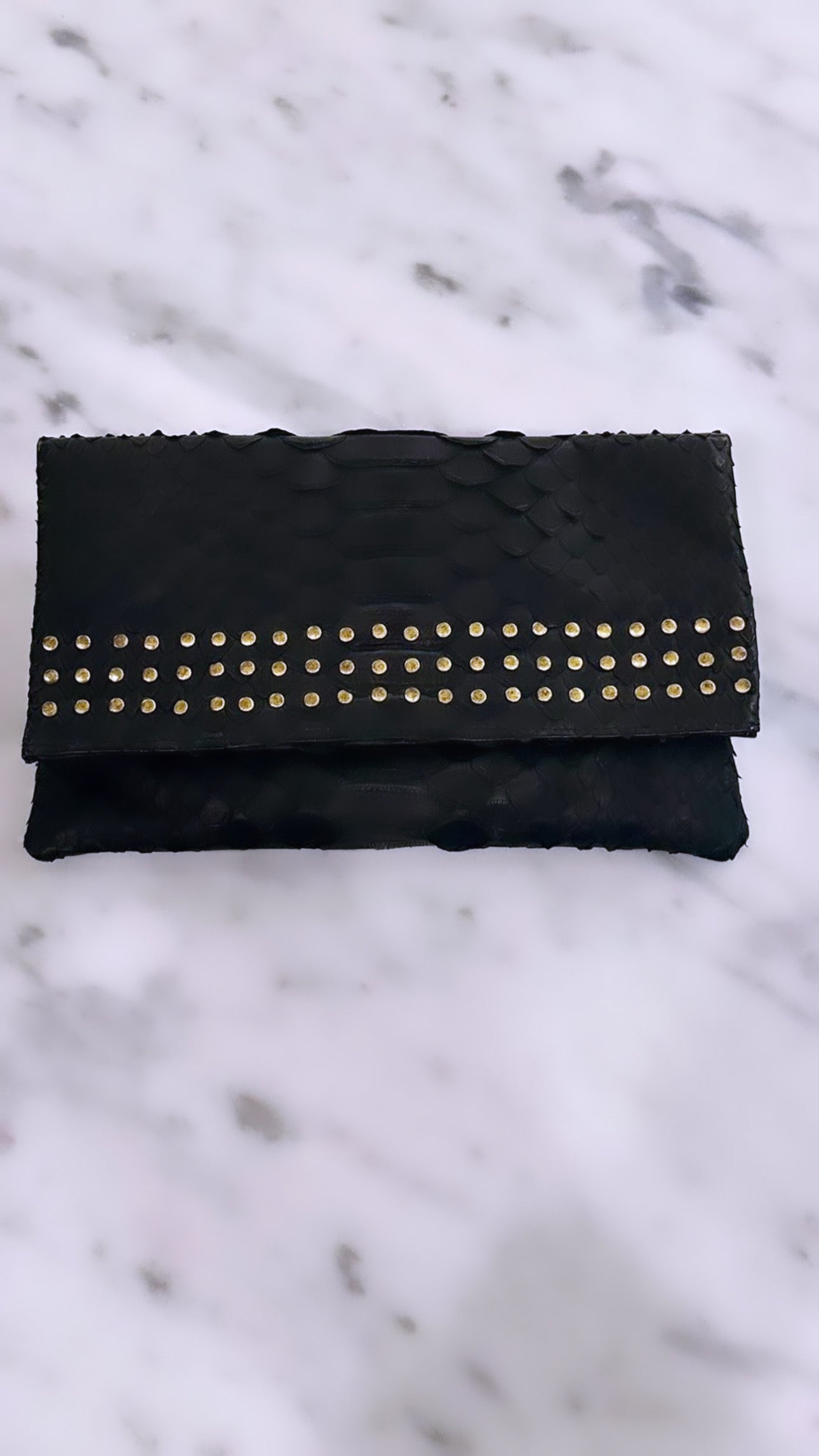 Pochette cloutee en python noir rock chic