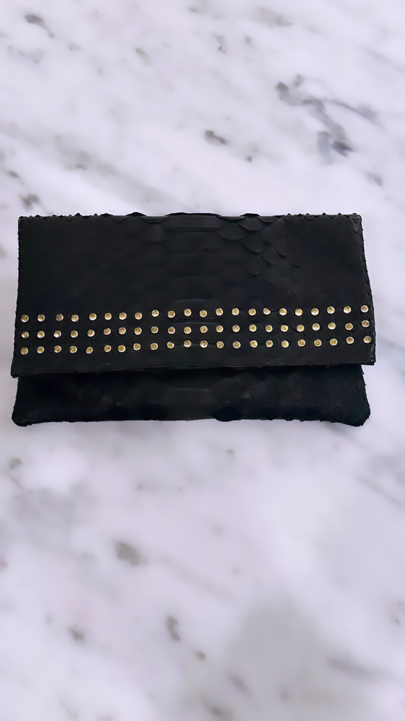 Pochette cloutée en python noir rock chic