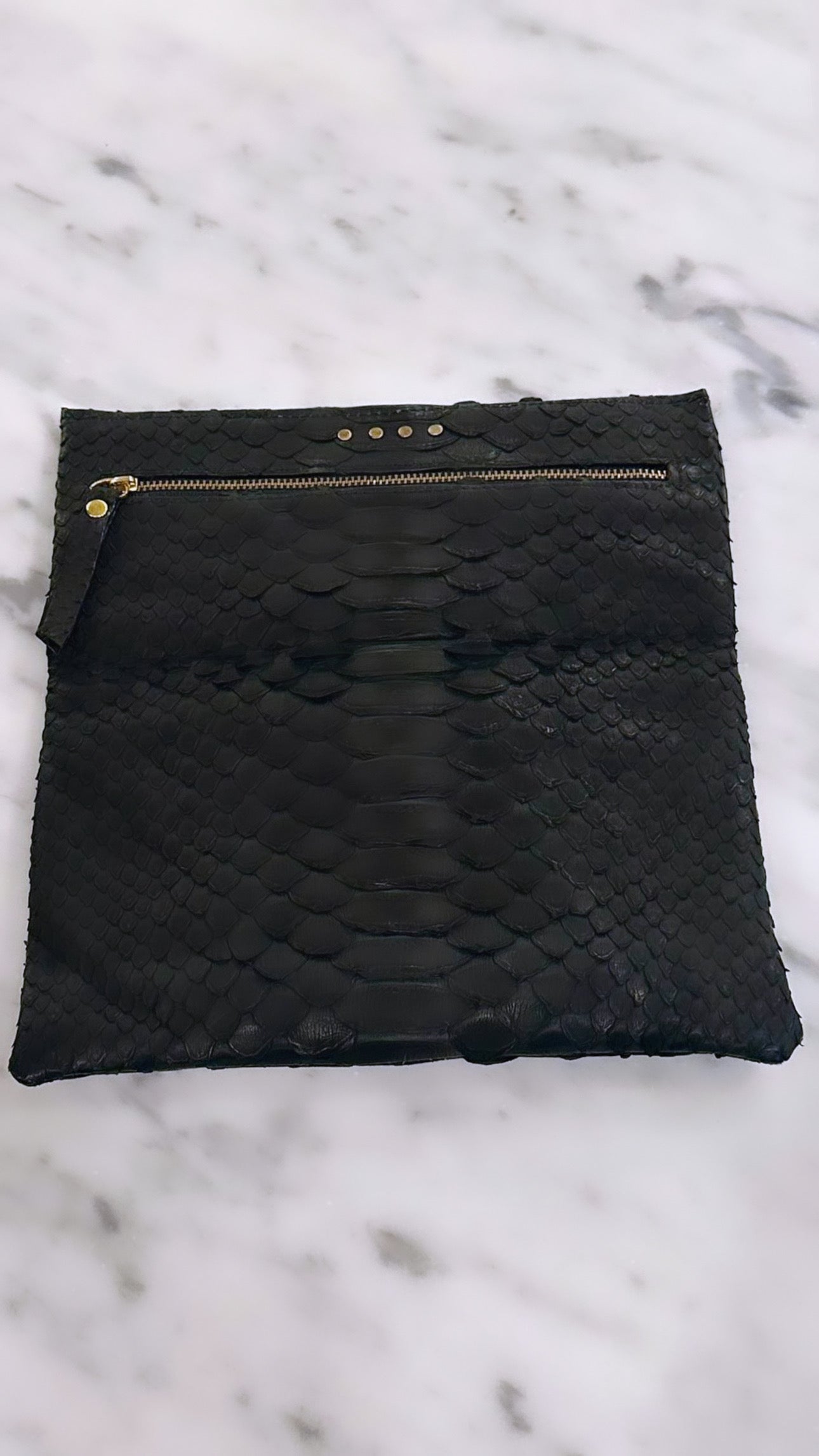 Pochette cloutée en python noir rock chic