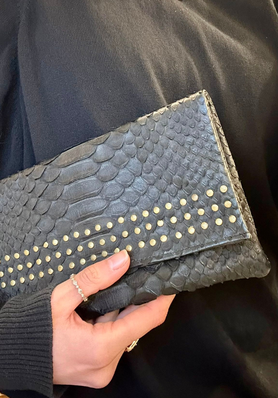 Pochette cloutée en python noir rock chic